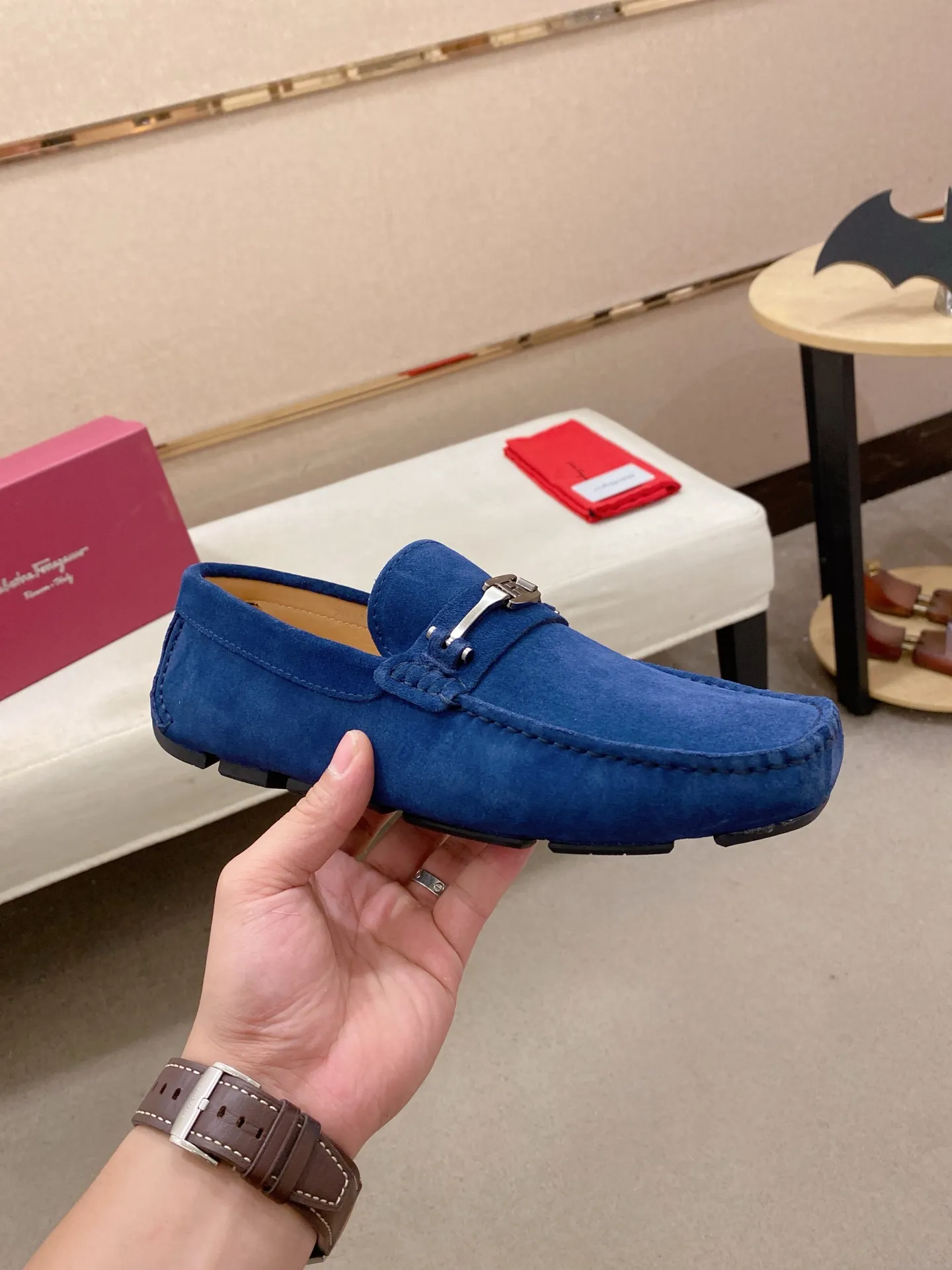 Factory price: 540💰High-end quality! Ferragamo🆕🆕Exclusive hot-selling products in stock🔥🔥New products on the shelves, high-quality Ferragamo men's pea shoes, high-end casual driving shoes, with complete packaging! 💪 💪 Material: imported suede cowhide 🐂 + imported high-quality water-dyed cowhide lining + wear-resistant outsole 👍🏻👍🏻 Features: high-end and comfortable, purely handmade 🚀 🚀 Create the perfect shoe that suits you best 🔥 🔥 Size: (38-44) 45 standard size can be customized!